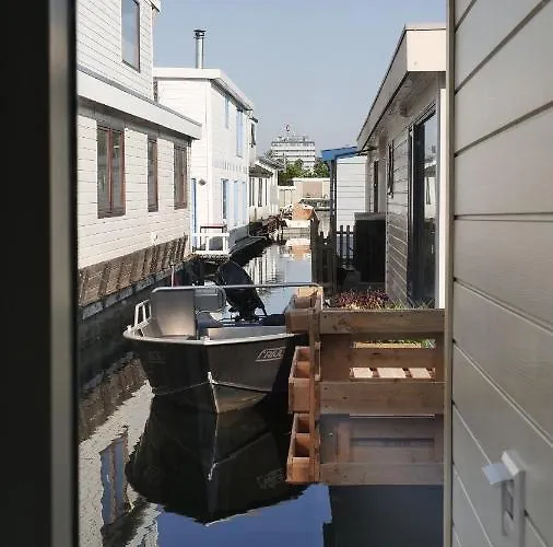 Houseboat With Water Terrace, Free Bikes & Fast Wifi