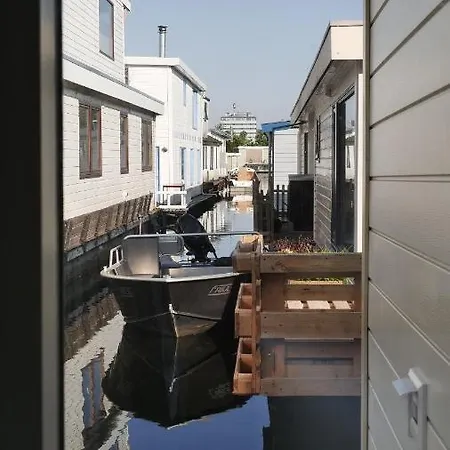 Houseboat With Water Terrace, Free Bikes & Fast Wifi
