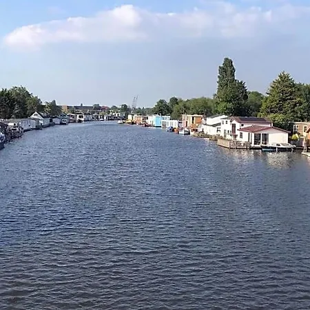 Pensión Houseboat With Water Terrace, Free Bikes & Fast Wifi