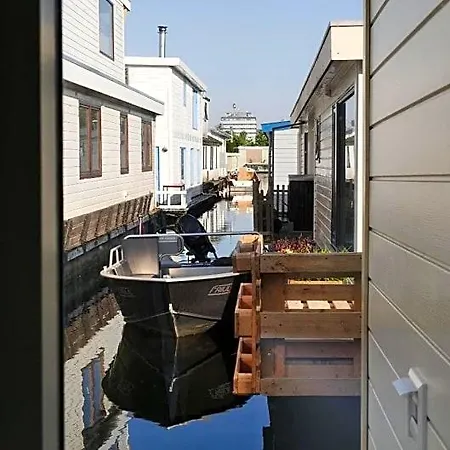 Houseboat With Water Terrace, Free Bikes & Fast Wifi Pensión 4*