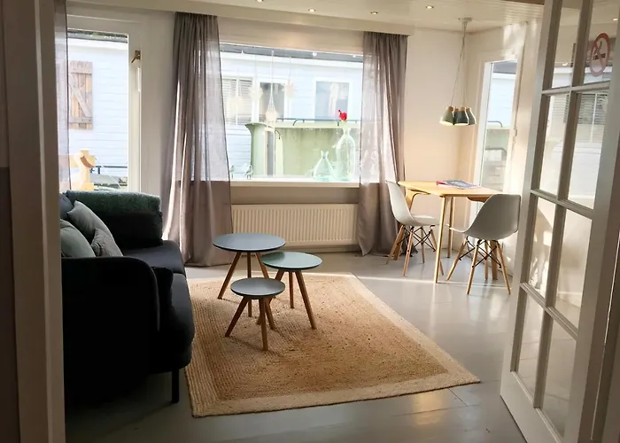 בית הארחה Houseboat With Water Terrace, Free Bikes & Fast Wifi אמסטרדם