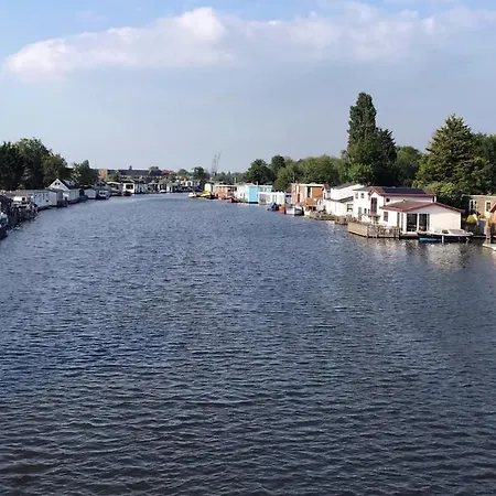 Houseboat With Water Terrace, Free Parking, Free Bikes & Fast Wifi فندق مبيت وإفطار أمستردام