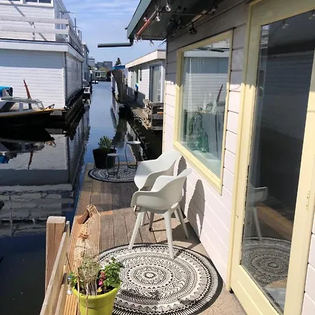Houseboat With Water Terrace, Free Parking, Free Bikes & Fast Wifi فندق مبيت وإفطار أمستردام