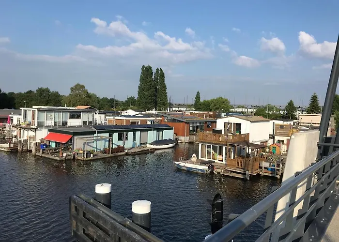 Gasthuis Houseboat With Water Terrace, Free Bikes & Fast Wifi Amsterdam