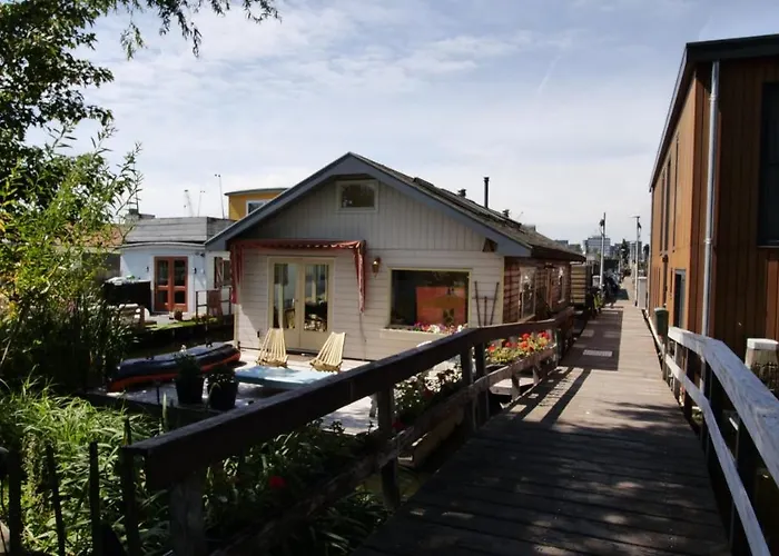 Gasthuis Houseboat With Water Terrace, Free Bikes & Fast Wifi