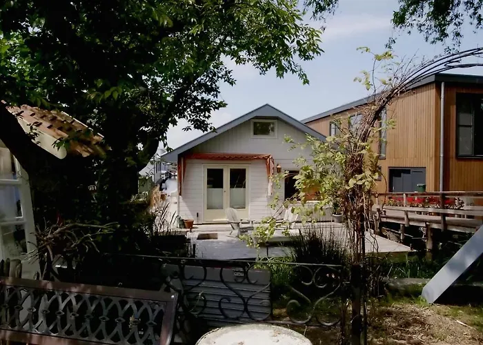 Gasthuis Houseboat With Water Terrace, Free Bikes & Fast Wifi Amsterdam
